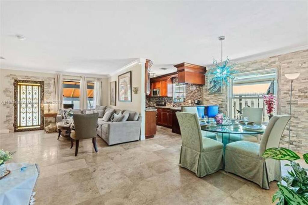 Luxury Waterfront Home, With Private Hot Tub, Hallandale Beach, Casinos, Shops