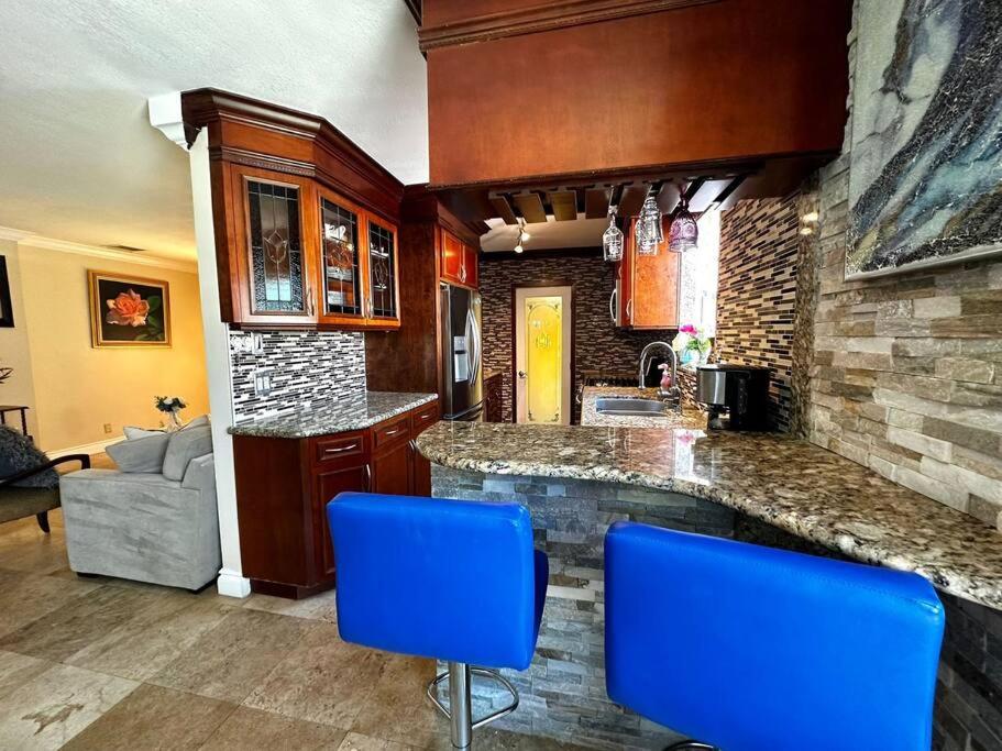 Luxury Waterfront Home, With Private Hot Tub, Hallandale Beach, Casinos, Shops