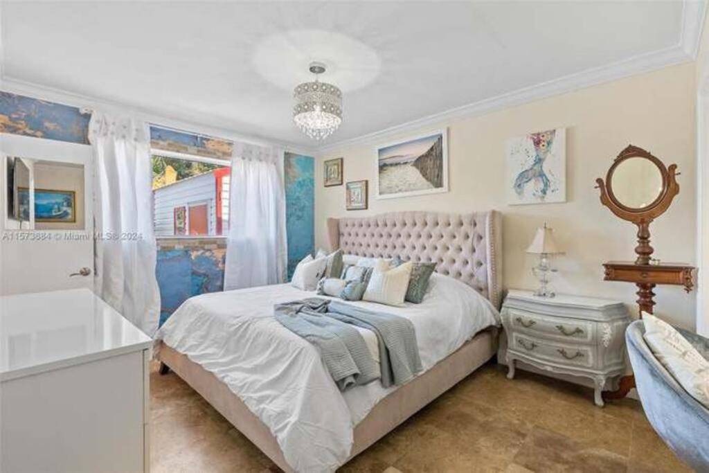 Luxury Waterfront Home, With Private Hot Tub, Hallandale Beach, Casinos, Shops