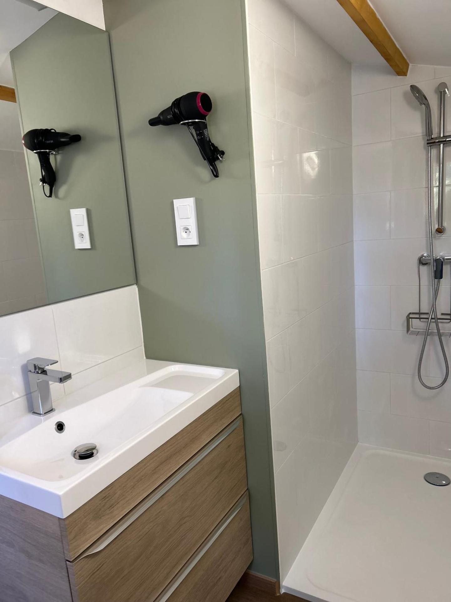 Le Patio, chambres d hôtes pour adultes en Camargue, possibilité de naturisme à la piscine,