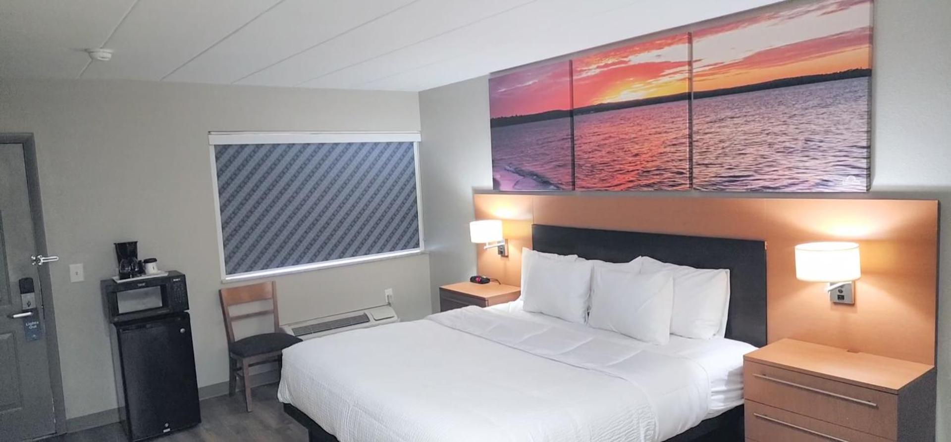 Days Inn & Suites by Wyndham Roseville/Detroit Area