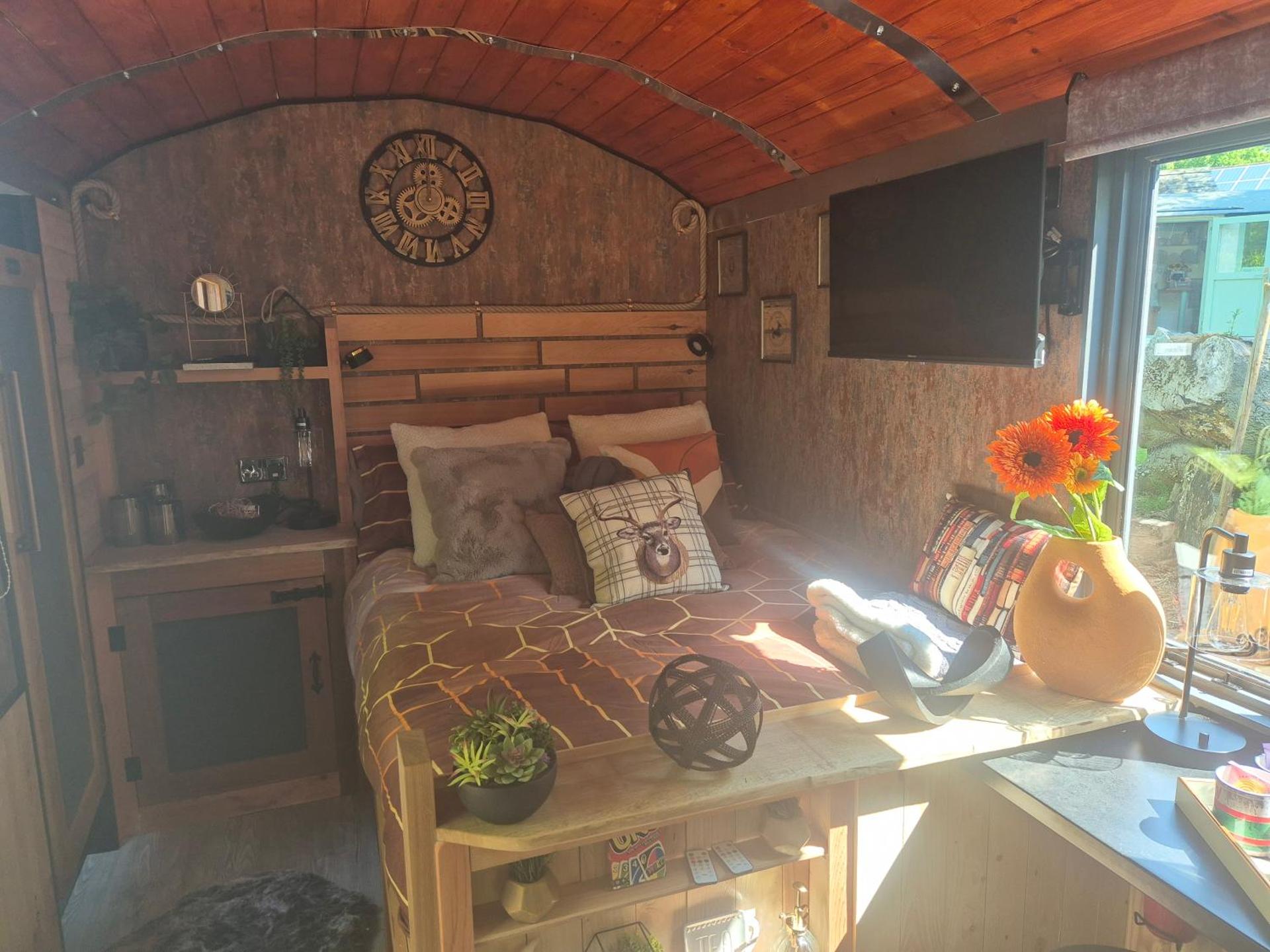 Brewers Bolt Cozy Unique Shepherds Hut - Hot Tub!