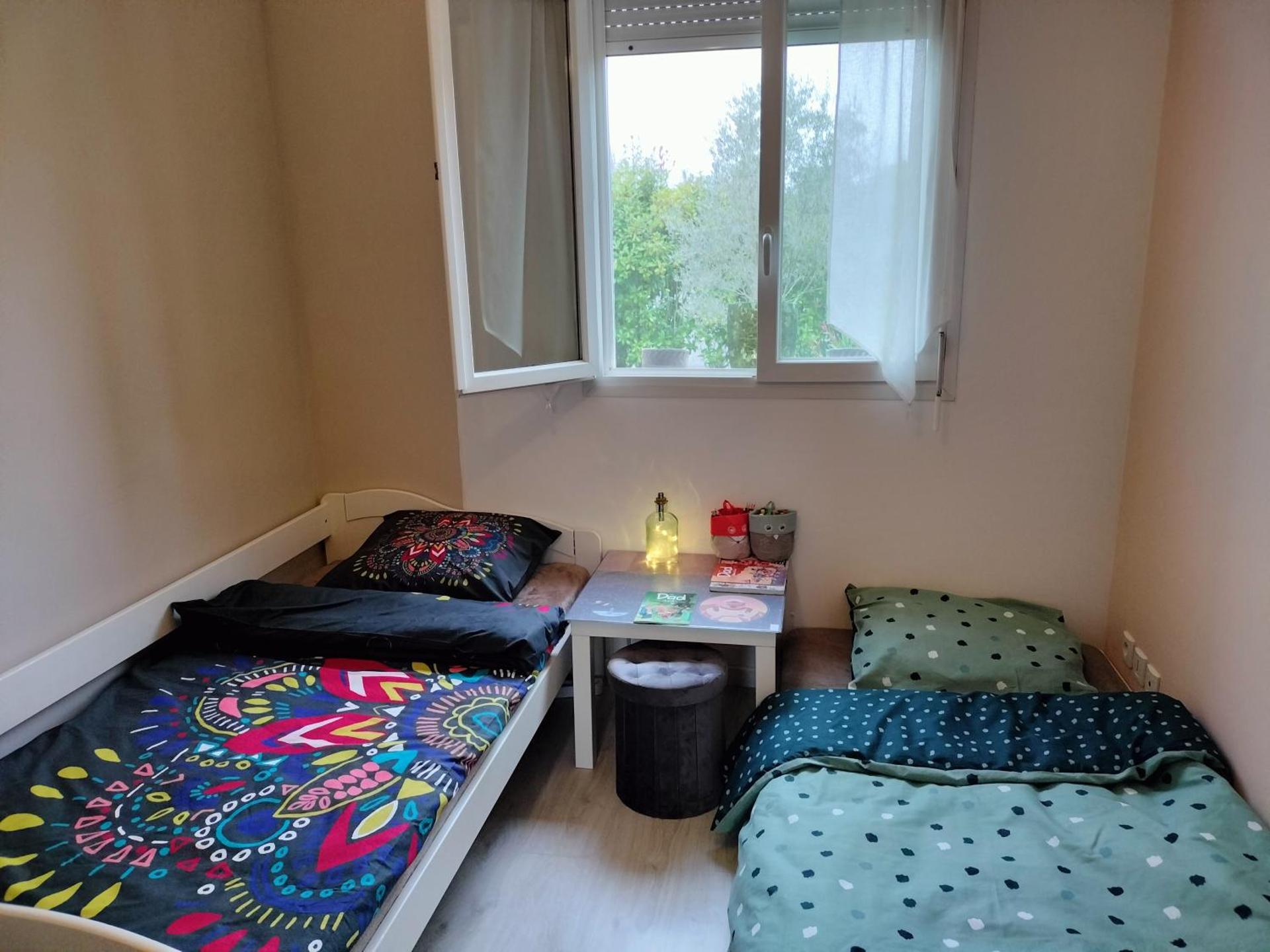 un studio avec une entrée indépendante