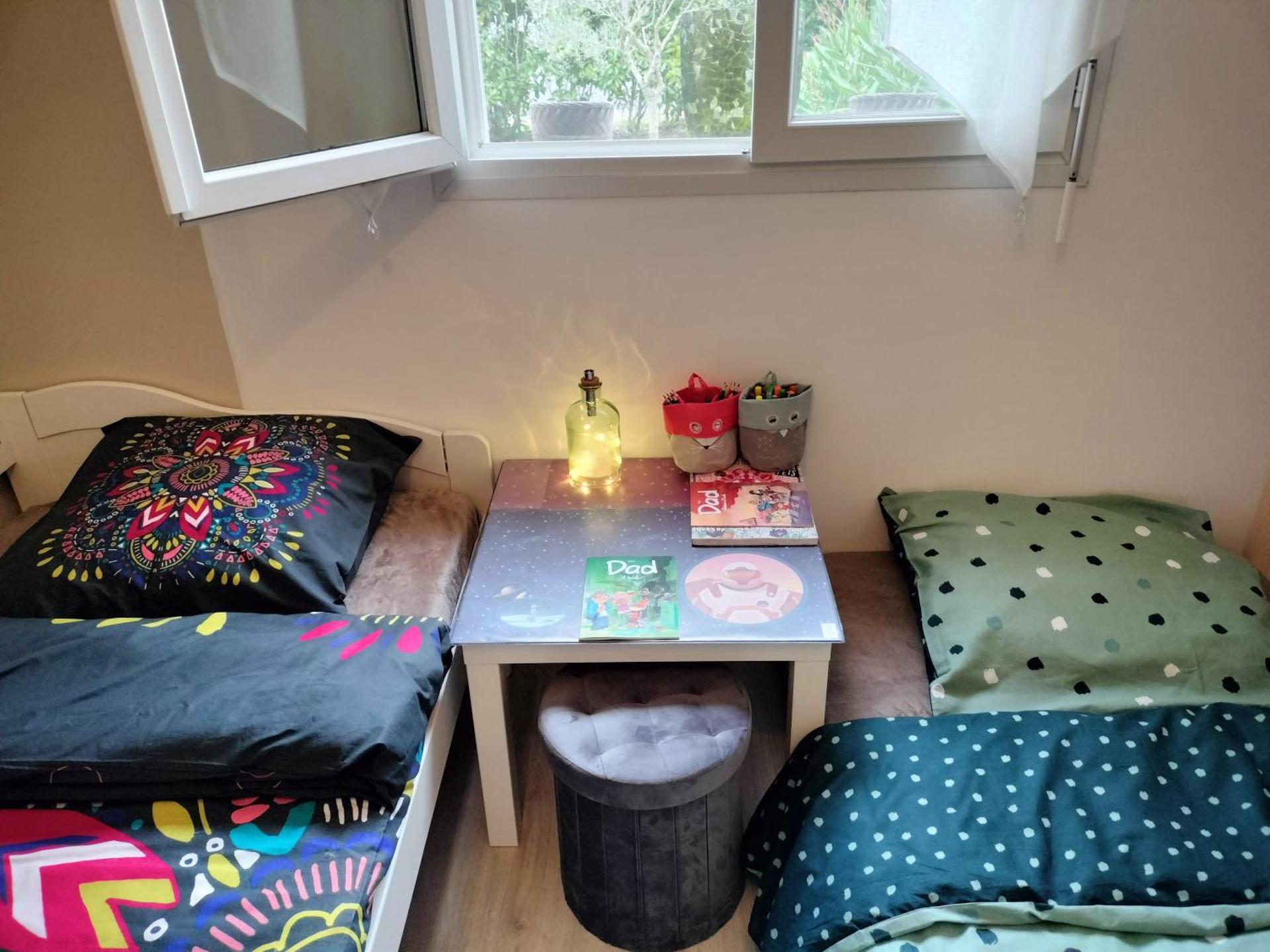 un studio avec une entrée indépendante