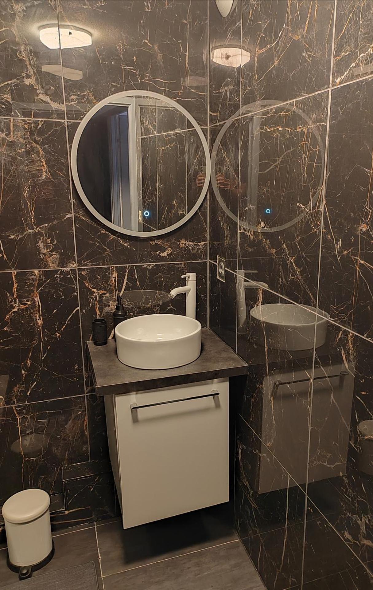 Joli T2, jacuzzi, lit rond, jardin, parking privé, métro