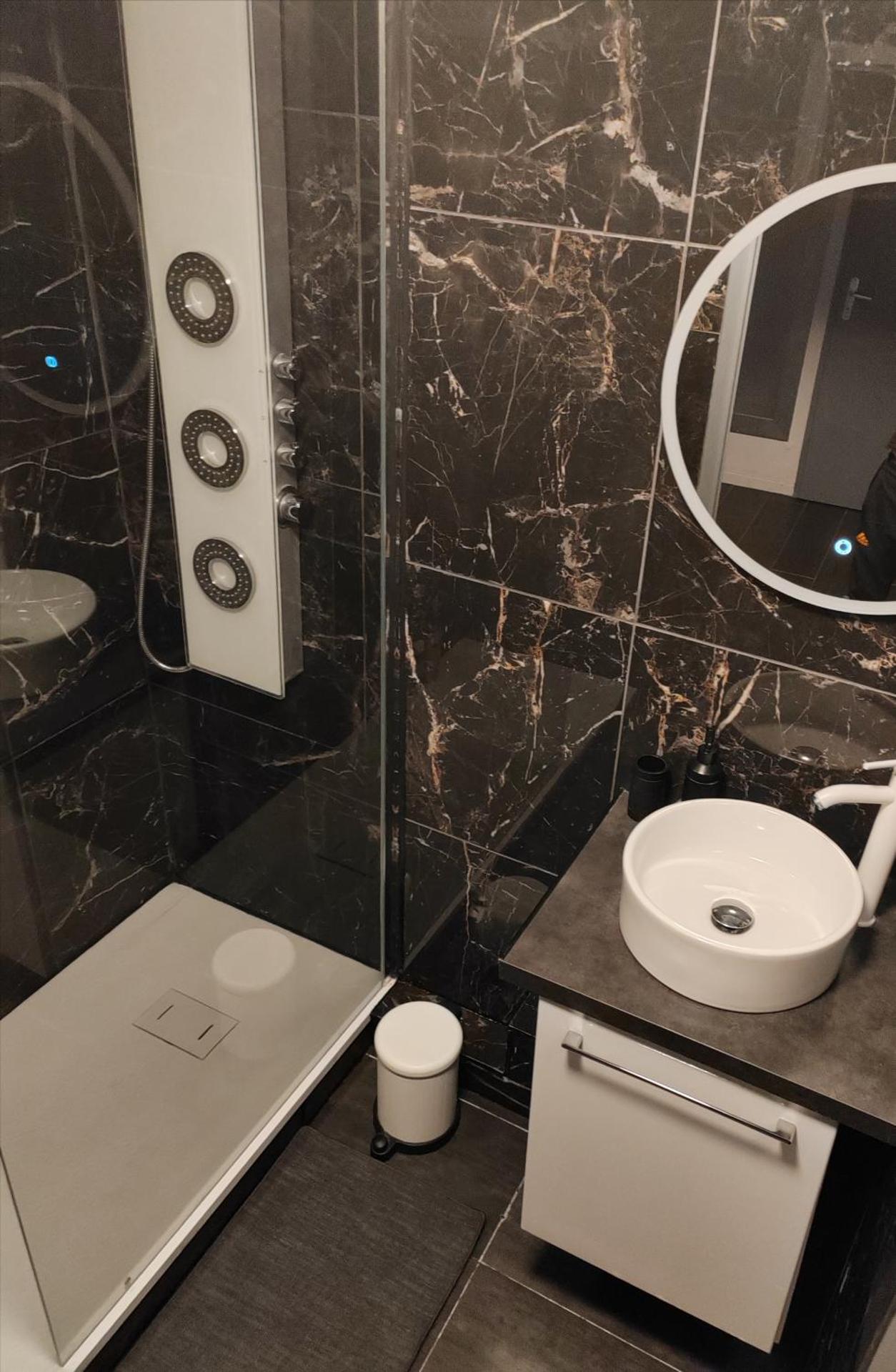 Joli T2, jacuzzi, lit rond, jardin, parking privé, métro