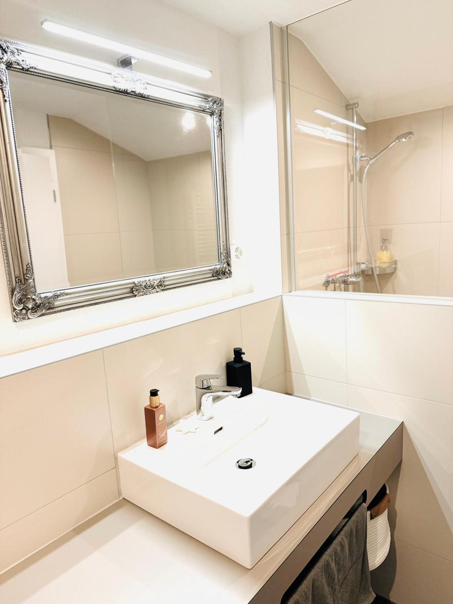 Bellevue & Classy Mountain View apartment