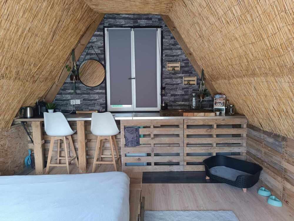 Cabane Tipi près du phare du Minou en pleine campagne GR34 vélo calme isolé ferme