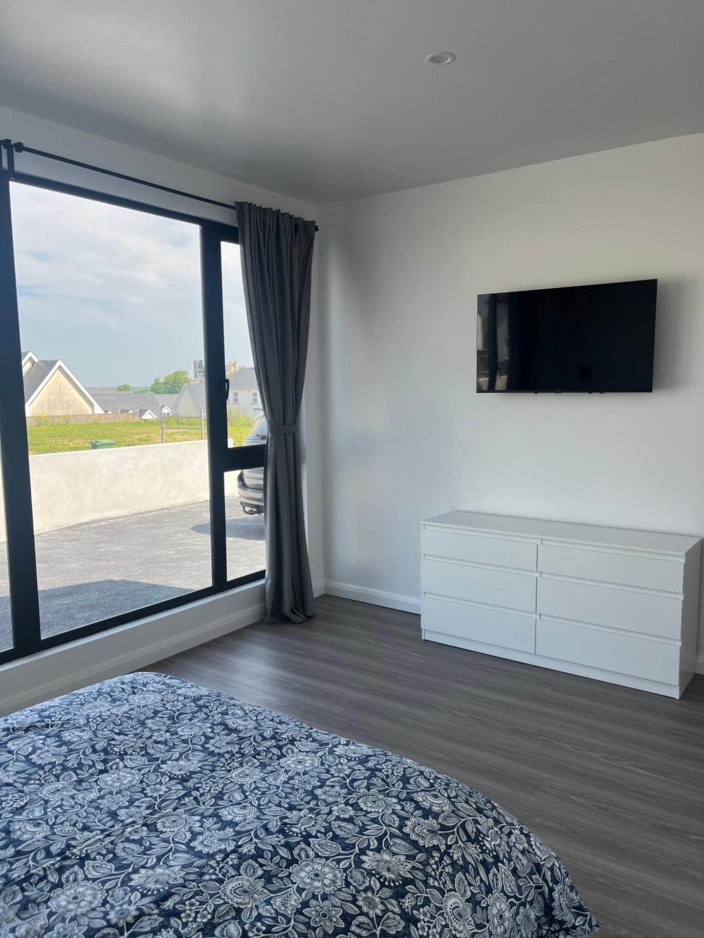 "Deerpark Villa - Sleeps 8, Views of The Rock & Cashel Palace Hotel"