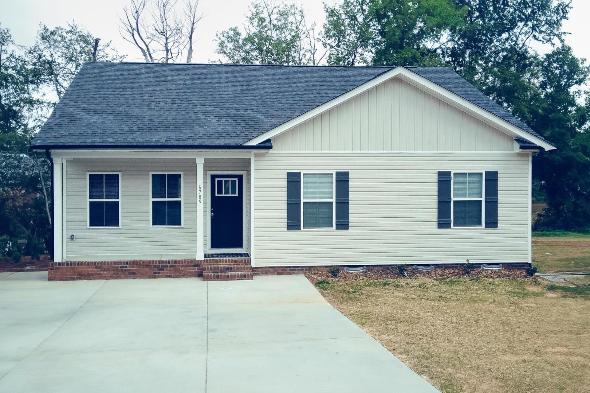 4BR Lakefront retreat with furnished Deck, Dock