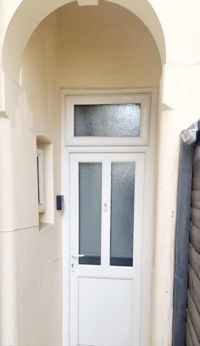 Stylish Apartment, self check-in, Ideal 4 Contractors, 25mins to Gatwick Airport