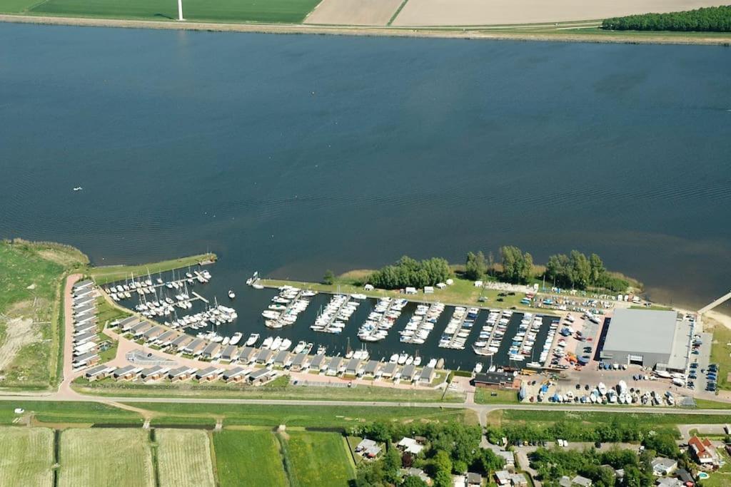 Marina VILLA nabij water met prive sauna.