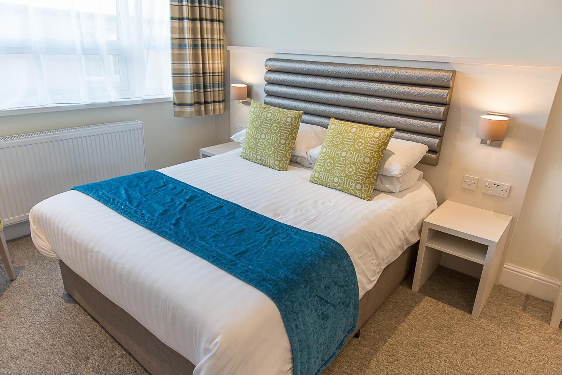 Interconnecting Family Room (2 Adults + 3 Children)