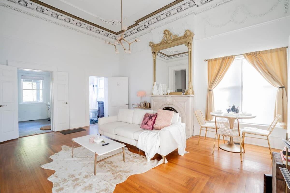 Walk to Stadiums & Downtown, Jet Tub, Historic Apt