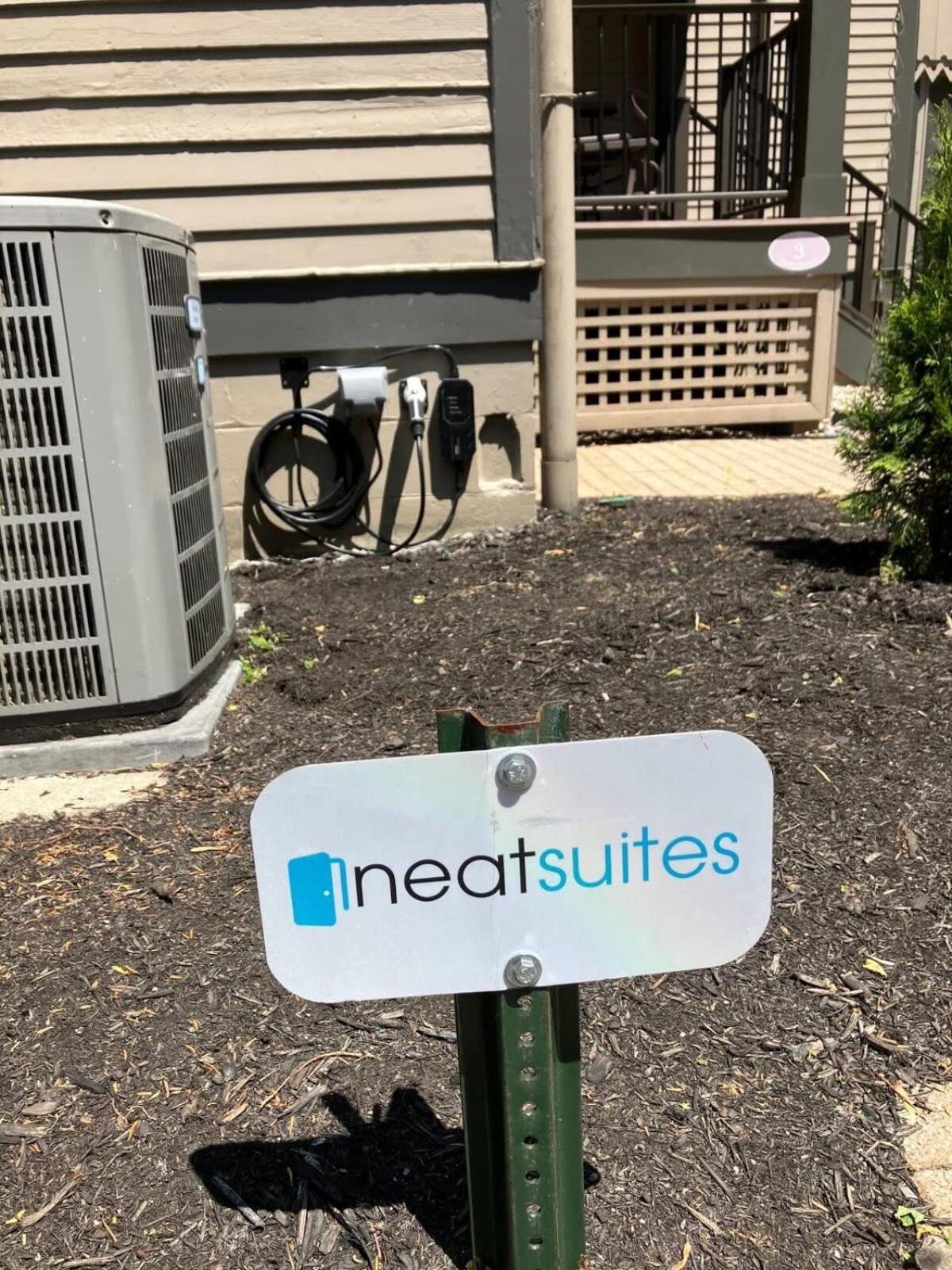 Walk to Stadiums & Downtown, Jet Tub, Historic Apt