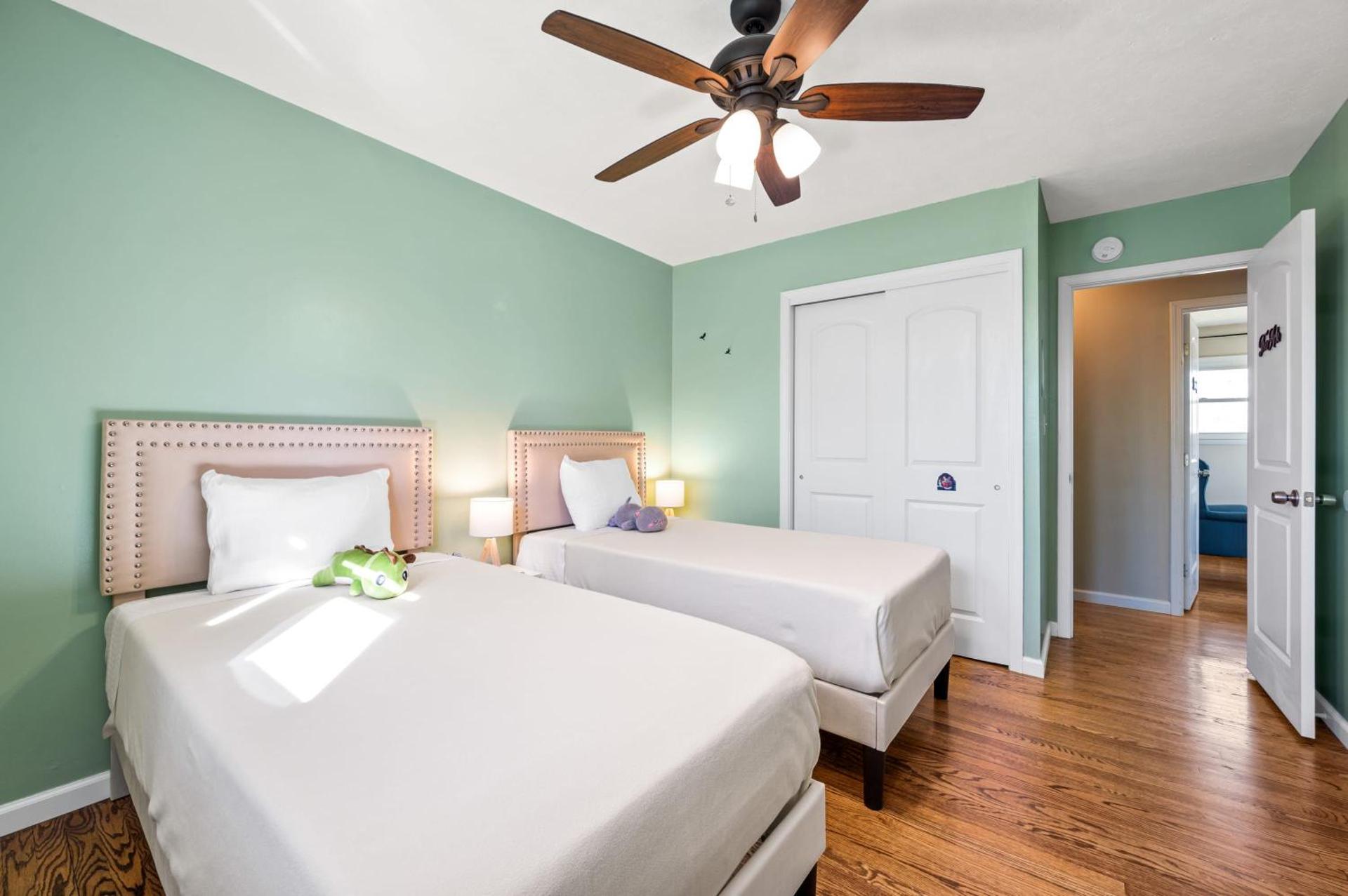 6 Min to Ark, Free Covered Parking, Deck and Grill