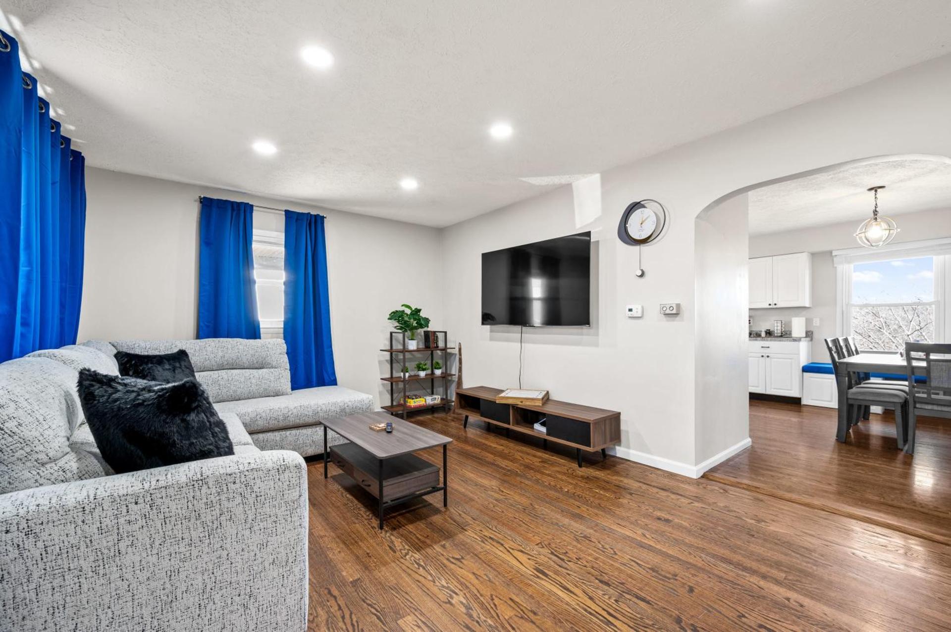 6 Min to Ark, Free Covered Parking, Deck and Grill