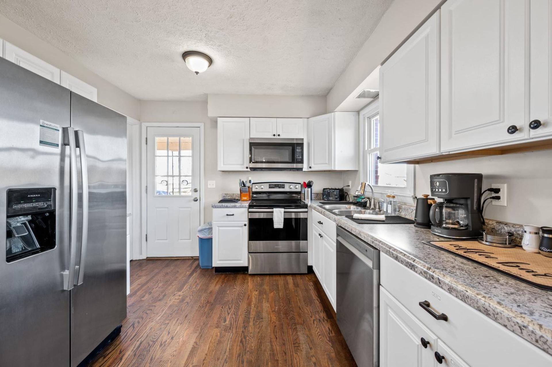 6 Min to Ark, Free Covered Parking, Deck and Grill