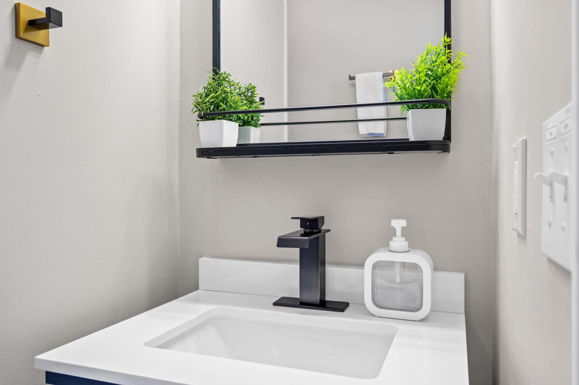 6 Min to Ark, Free Covered Parking, Deck and Grill