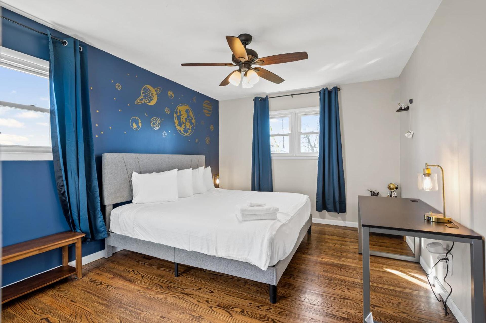 6 Min to Ark, Free Covered Parking, Deck and Grill