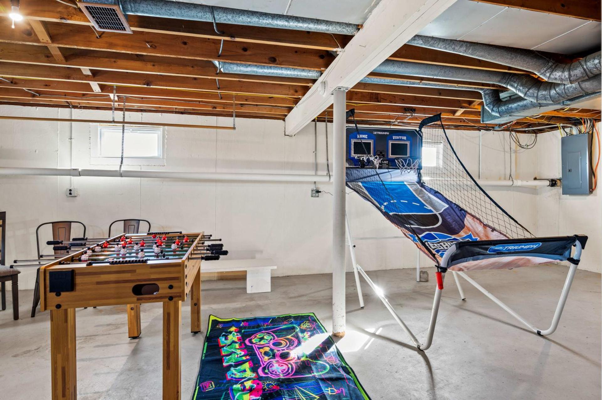 6 Min to Ark, Free Covered Parking, Deck and Grill