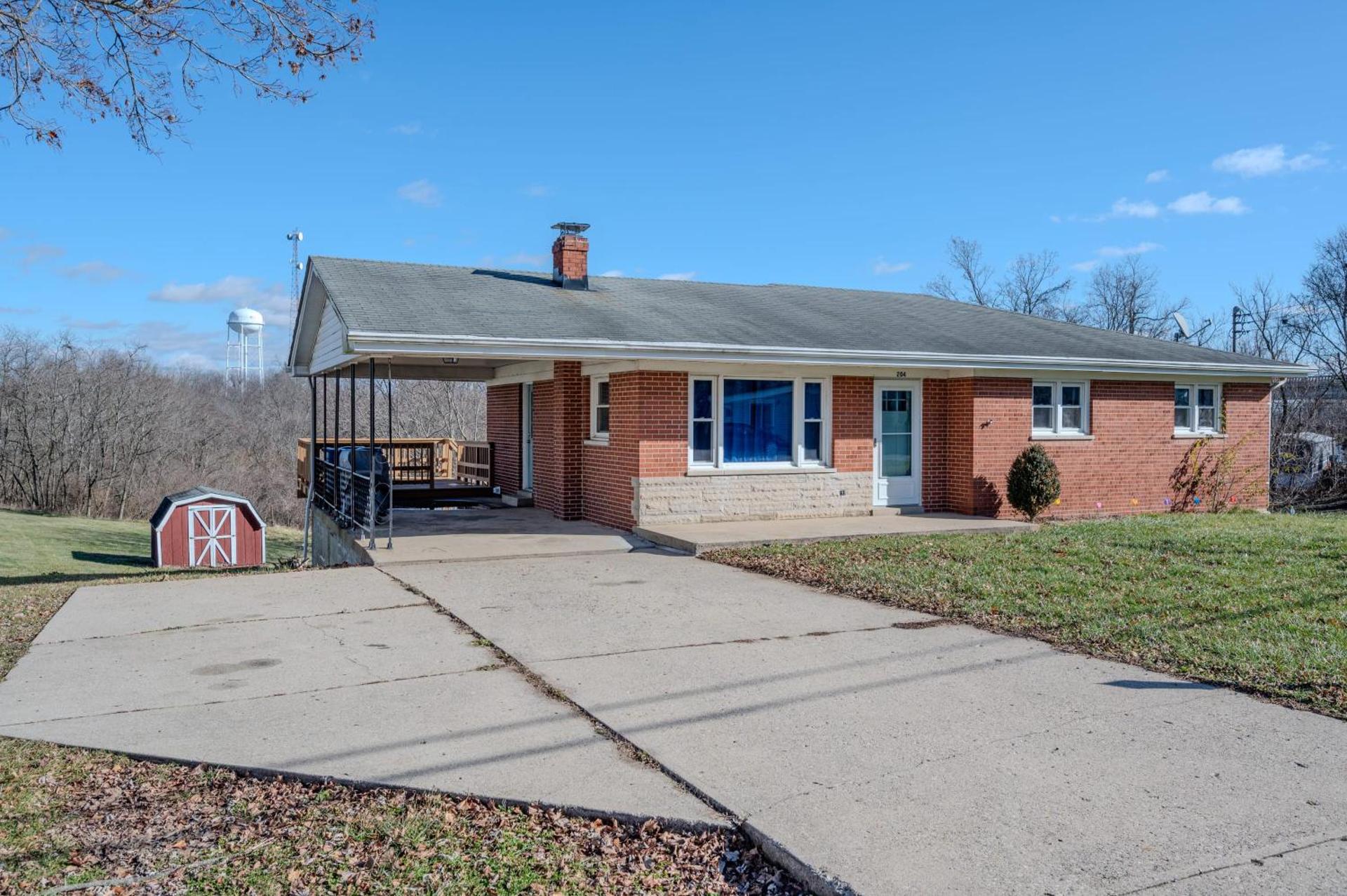 6 Min to Ark, Free Covered Parking, Deck and Grill