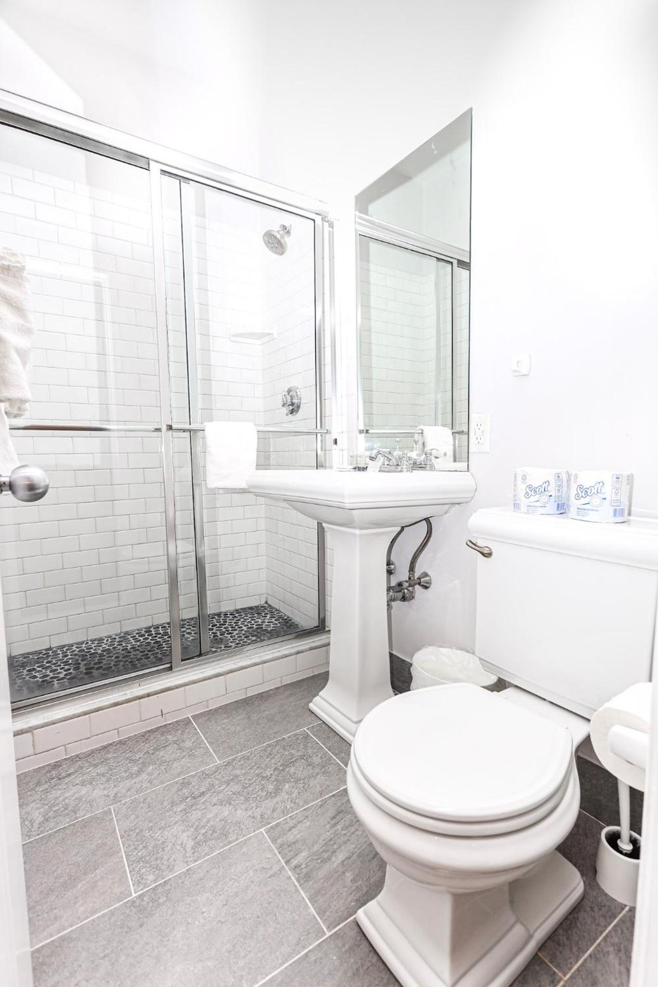 Stylish Studio in Boston Brownstone, C.Ave #21