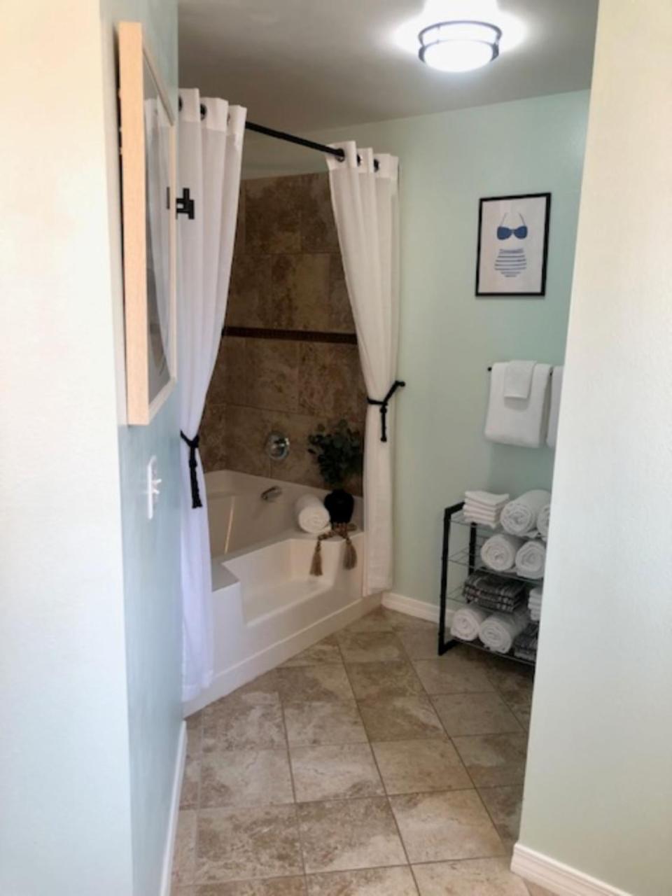 Beautiful Pet Friendly Home! Tropical Pool, Optional Golf Cart & Pool Heat, Minutes to Beach