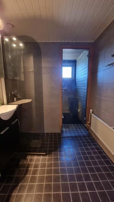 Viihtyisä saunallinen kolmio keskustan läheisyydessä