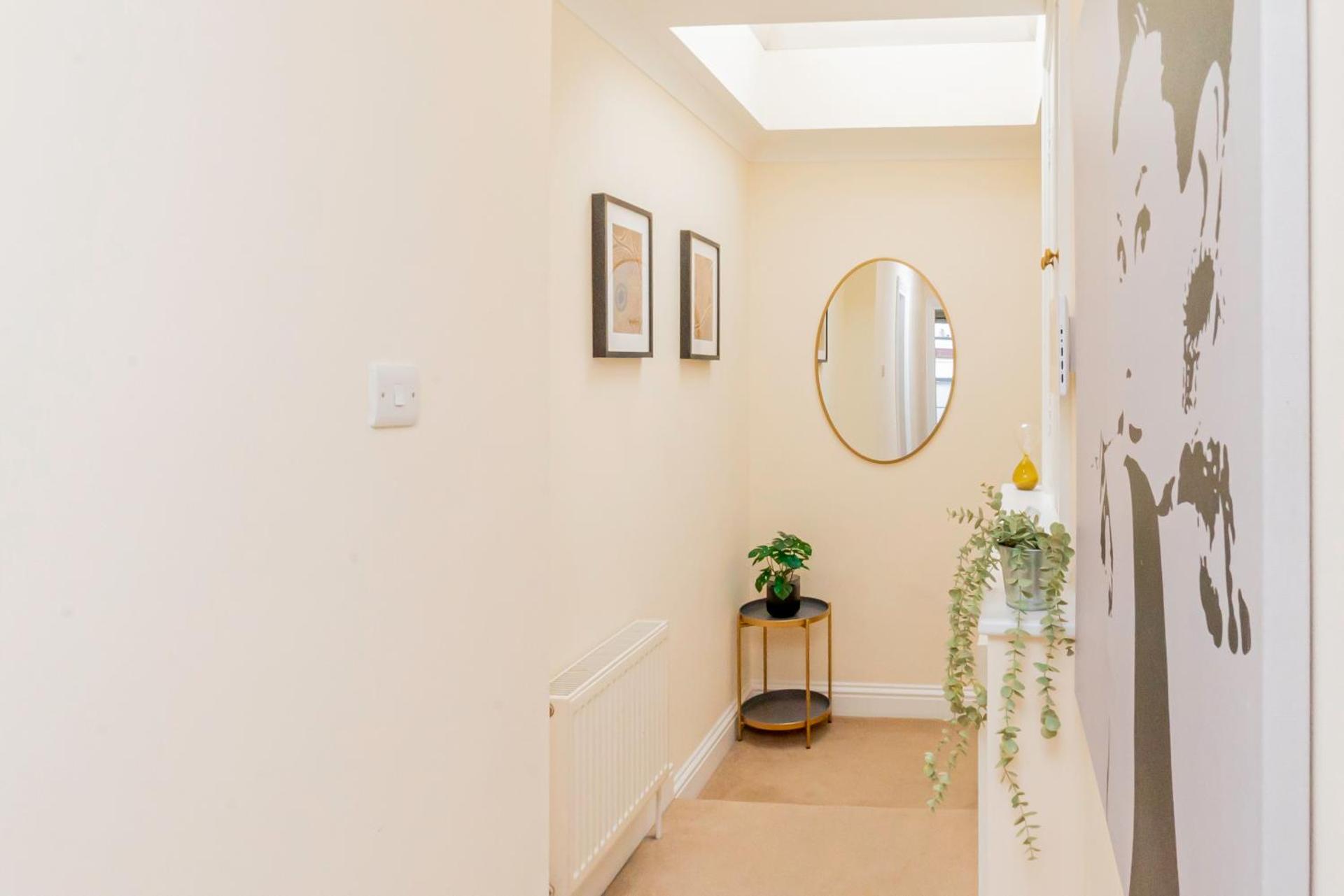 Battersea 2-Bedroom Top-Floor Apartment with Cozy Balcony