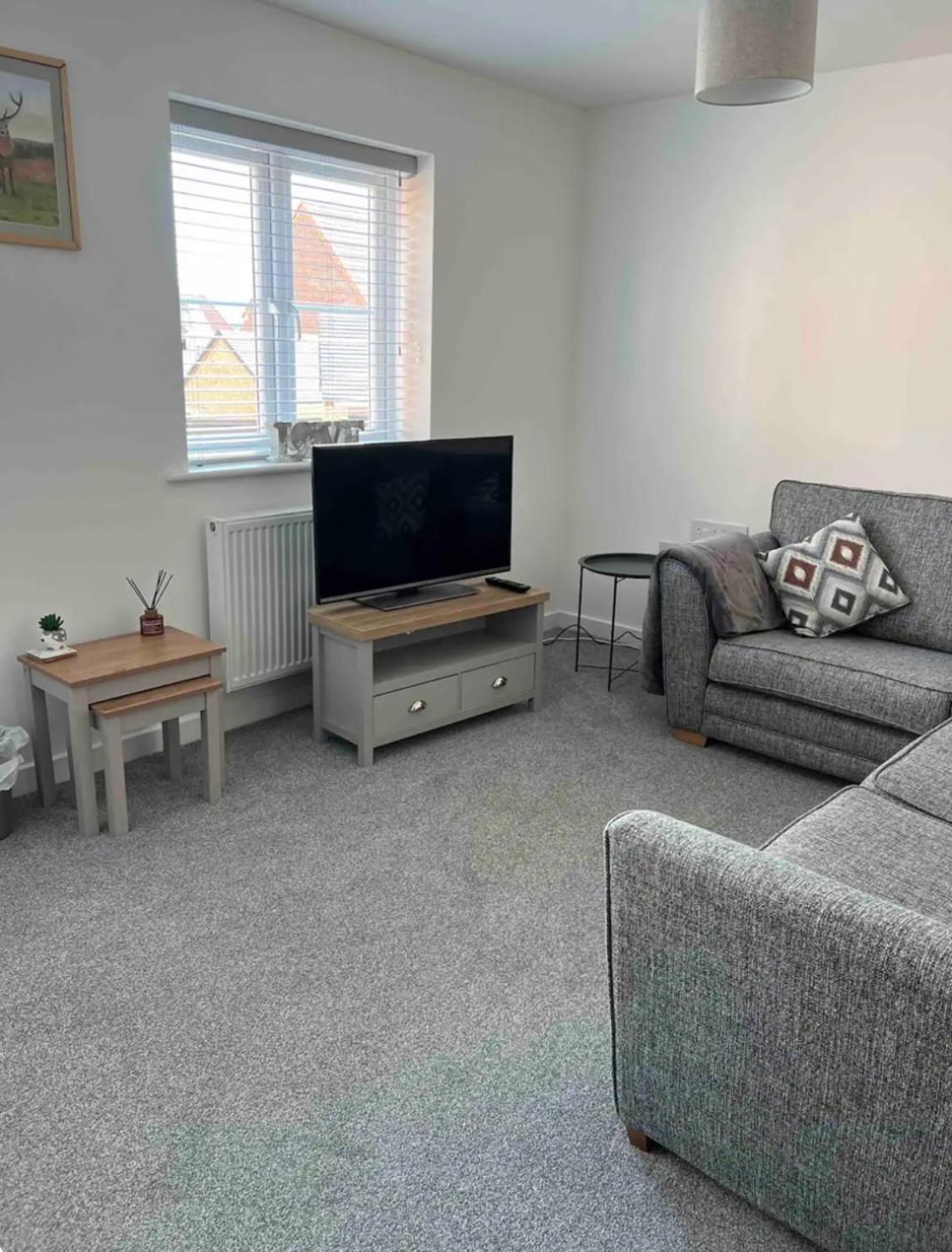 Whole House Modern Detached 2 Bedroom Coach House in Spalding