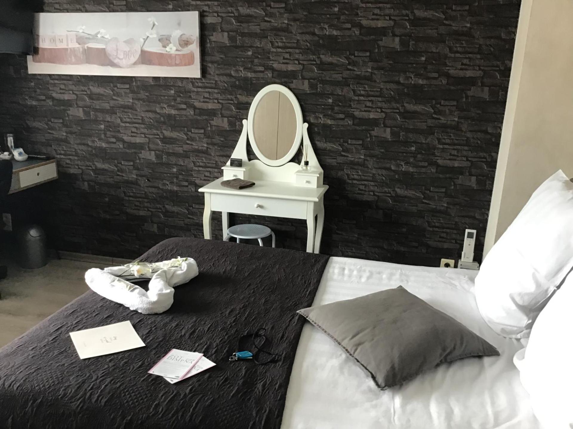 Guesthouse De Steenberg tweepersoonskamer met grote badkamer, kitchenette en tuinzicht op de eerste verdieping