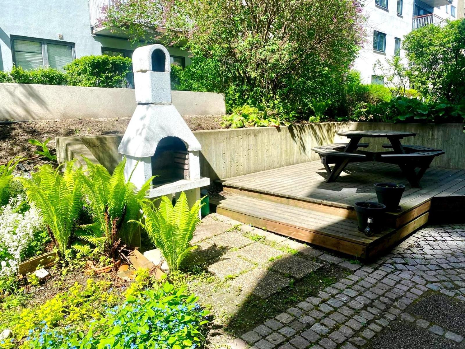 Top floor city center flat with free parking