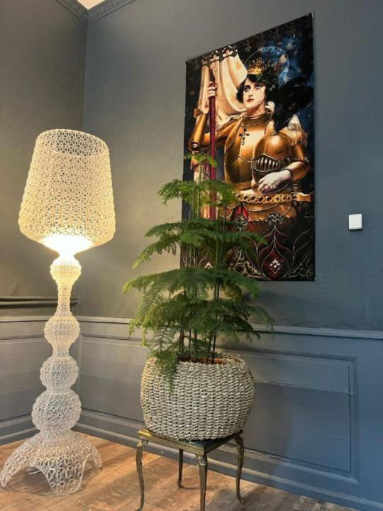 LA SUITE de NOTRE DAME au pied du CHATEAU FORT