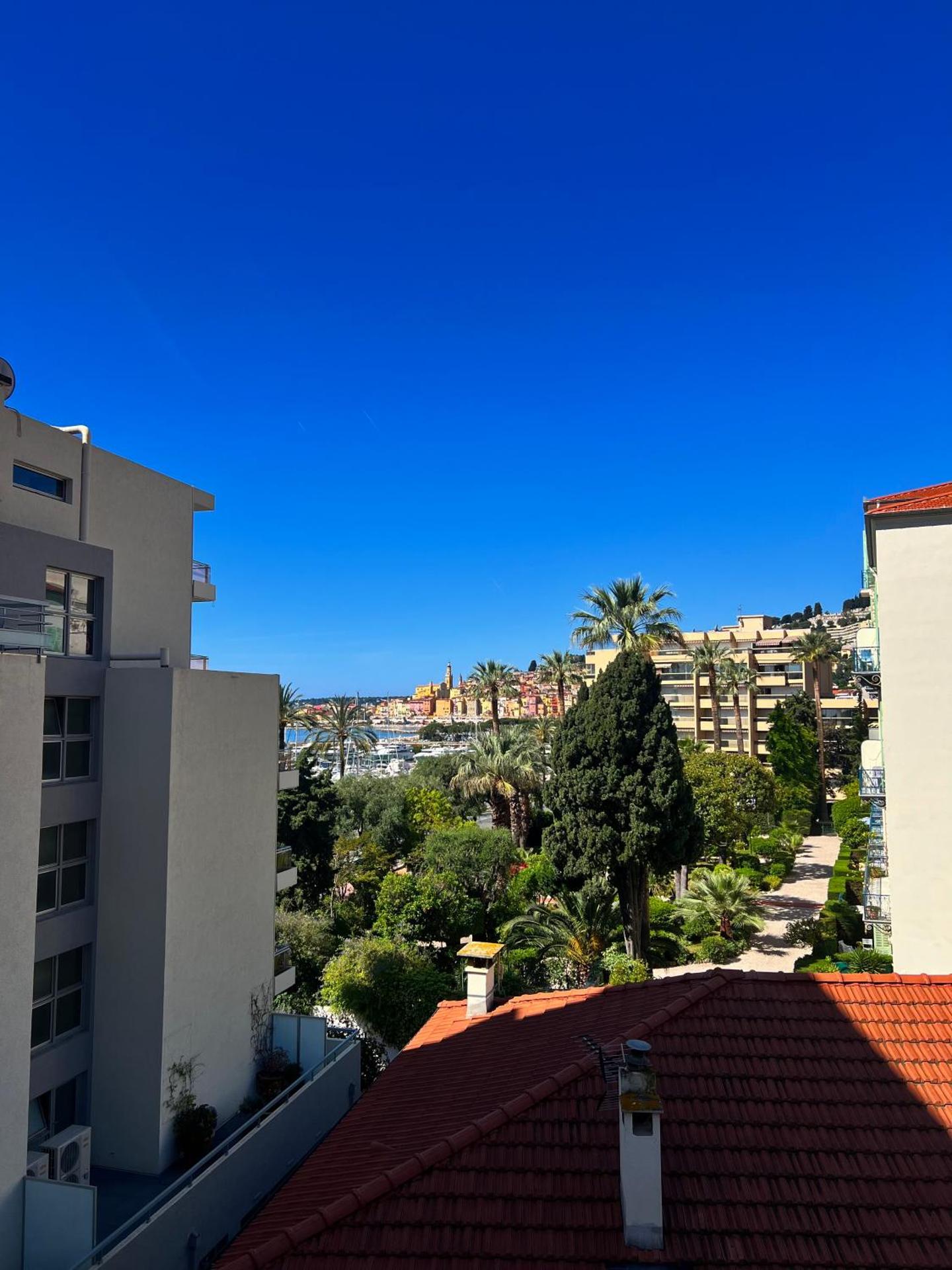 Evasion Menton vue mer proche plage et gare