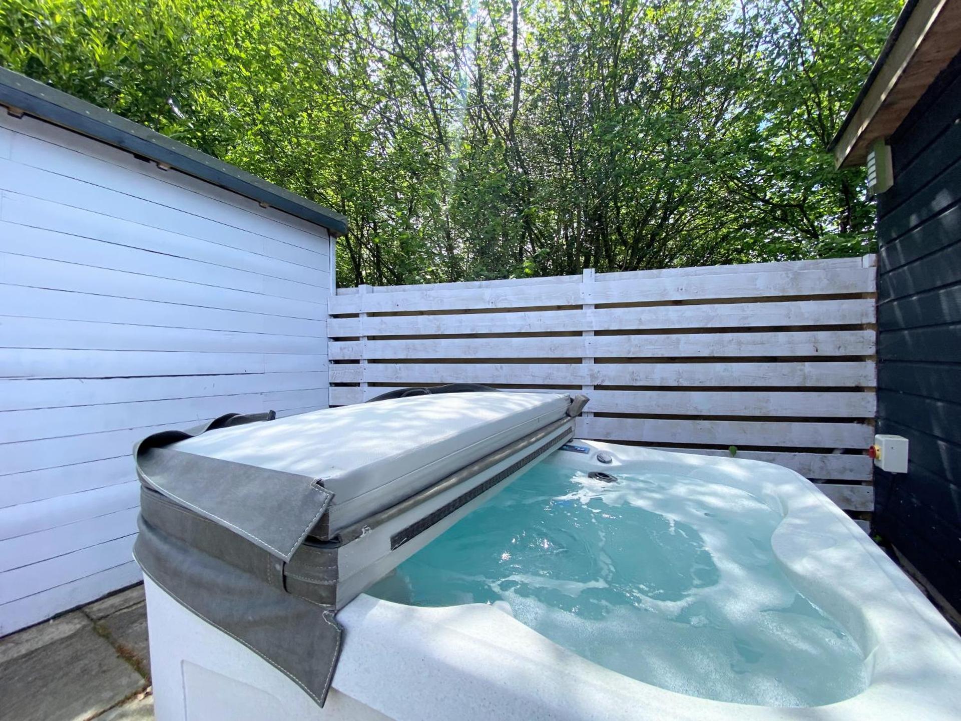 Hunters Hideaway-Hot Tub-Wiltshire-Groups