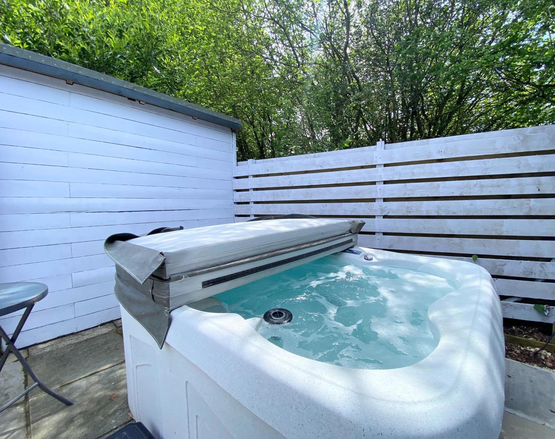 Hunters Hideaway-Hot Tub-Wiltshire-Groups