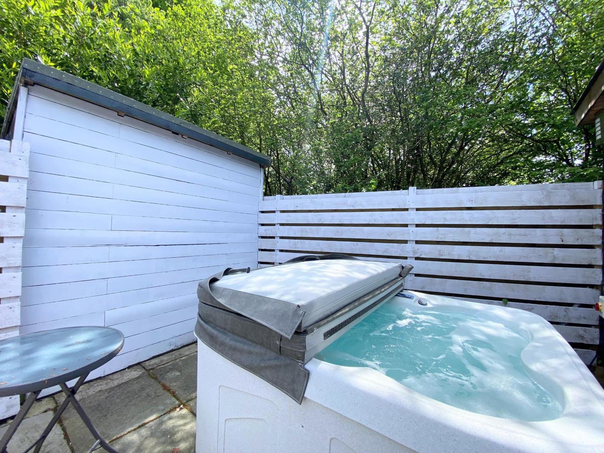 Hunters Hideaway-Hot Tub-Wiltshire-Groups