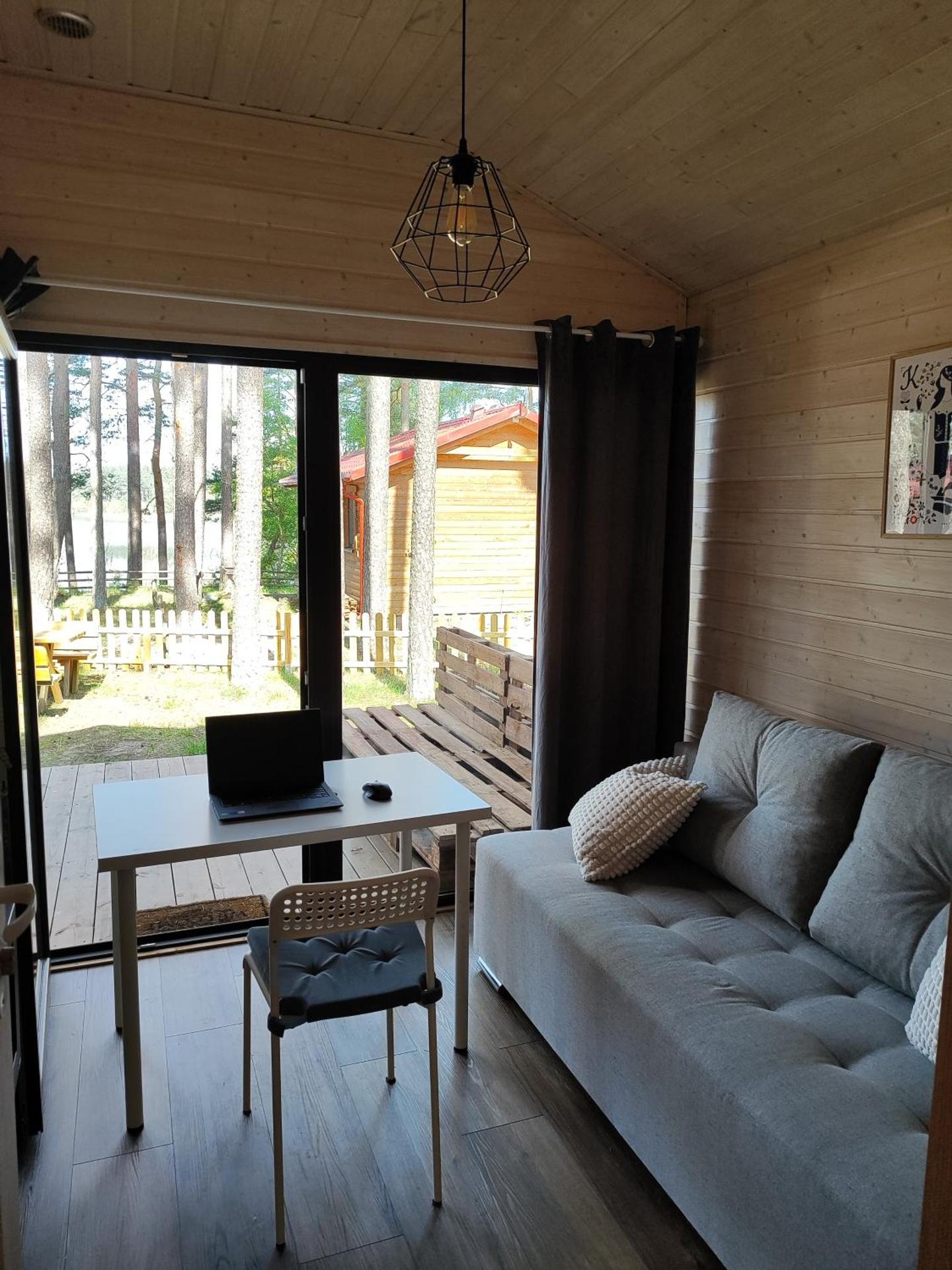 Schadzka w dwunastce z widokiem na jezioro