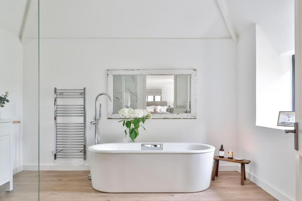 Cozy Beverston Castle Cottage:1 Bed/1 Bath Retreat