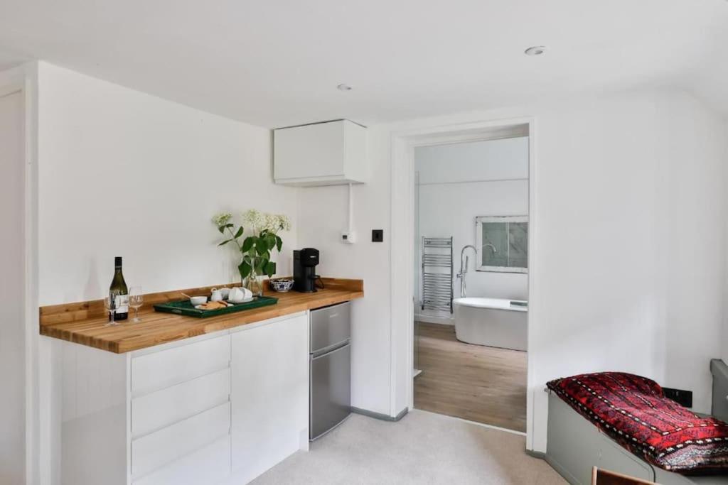 Cozy Beverston Castle Cottage:1 Bed/1 Bath Retreat