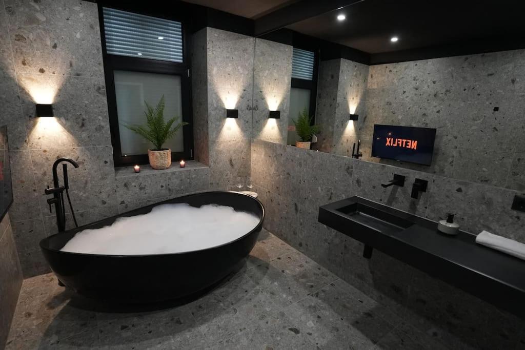 Luxusapartment mit Badewanne und Parkplatz