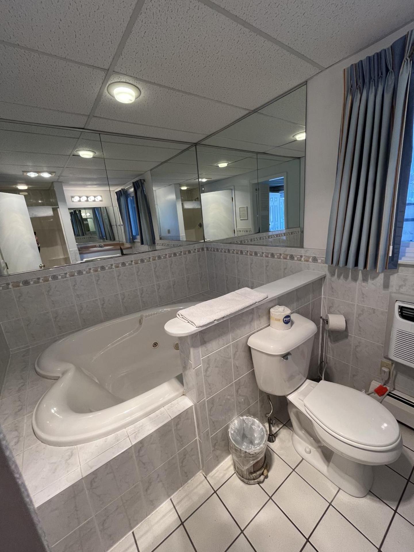 Main Building Queen Jacuzzi 