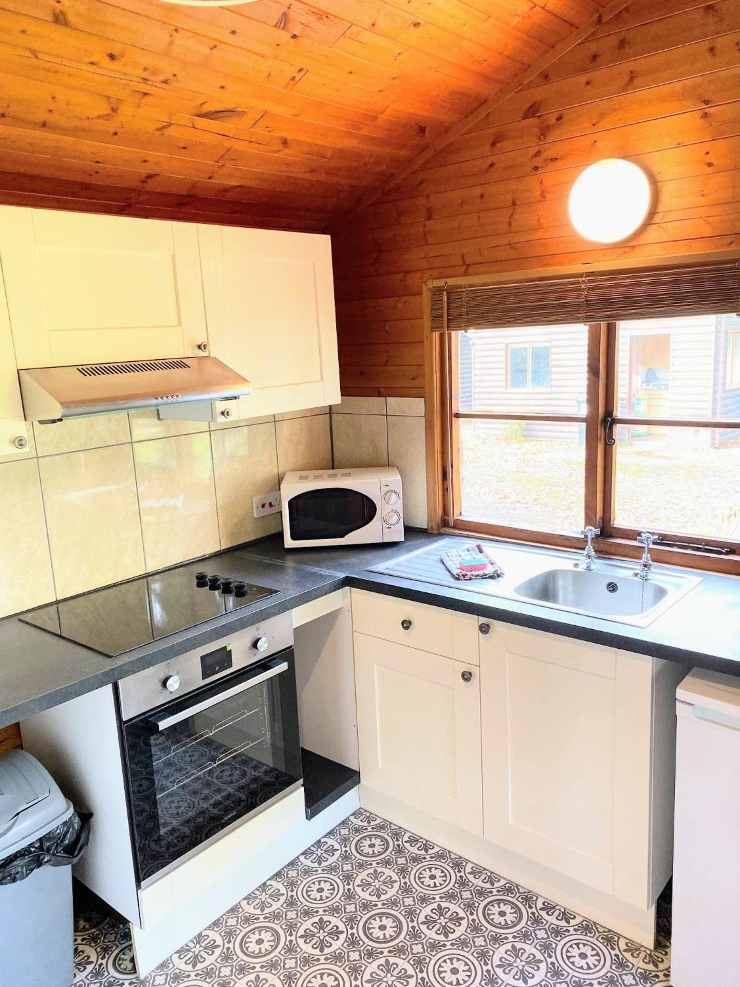 Otter 4 Hot Tub - HuntersMoon-Warminster-Bath-Salisbury