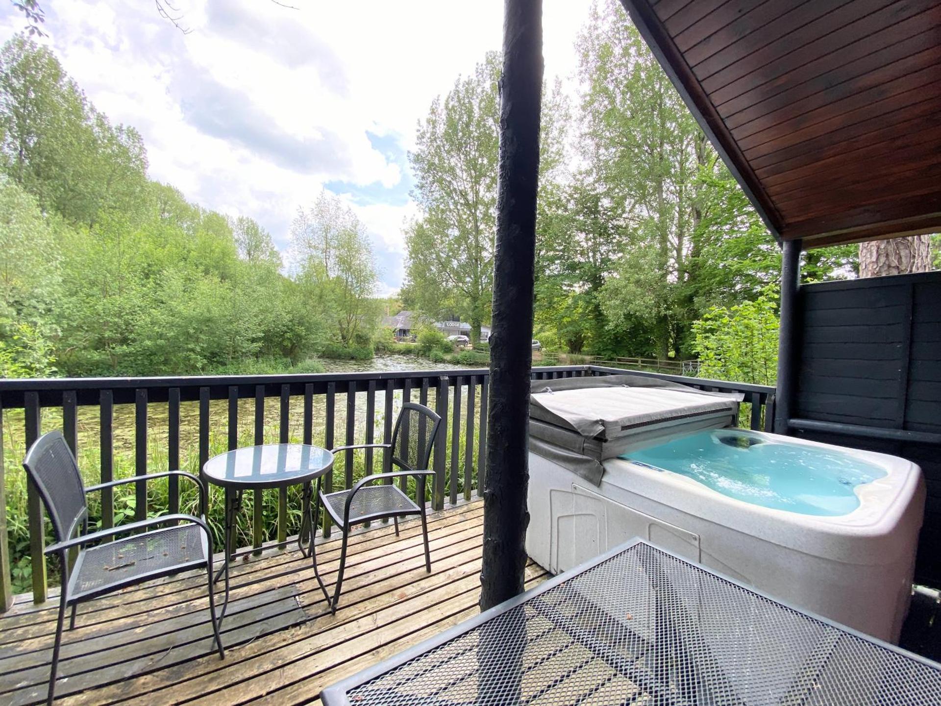 Otter 4 Hot Tub - HuntersMoon-Warminster-Bath-Salisbury