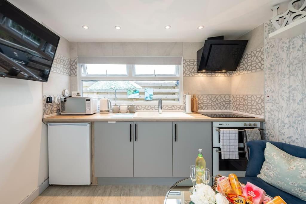 Adorable private couples retreat with hot tub