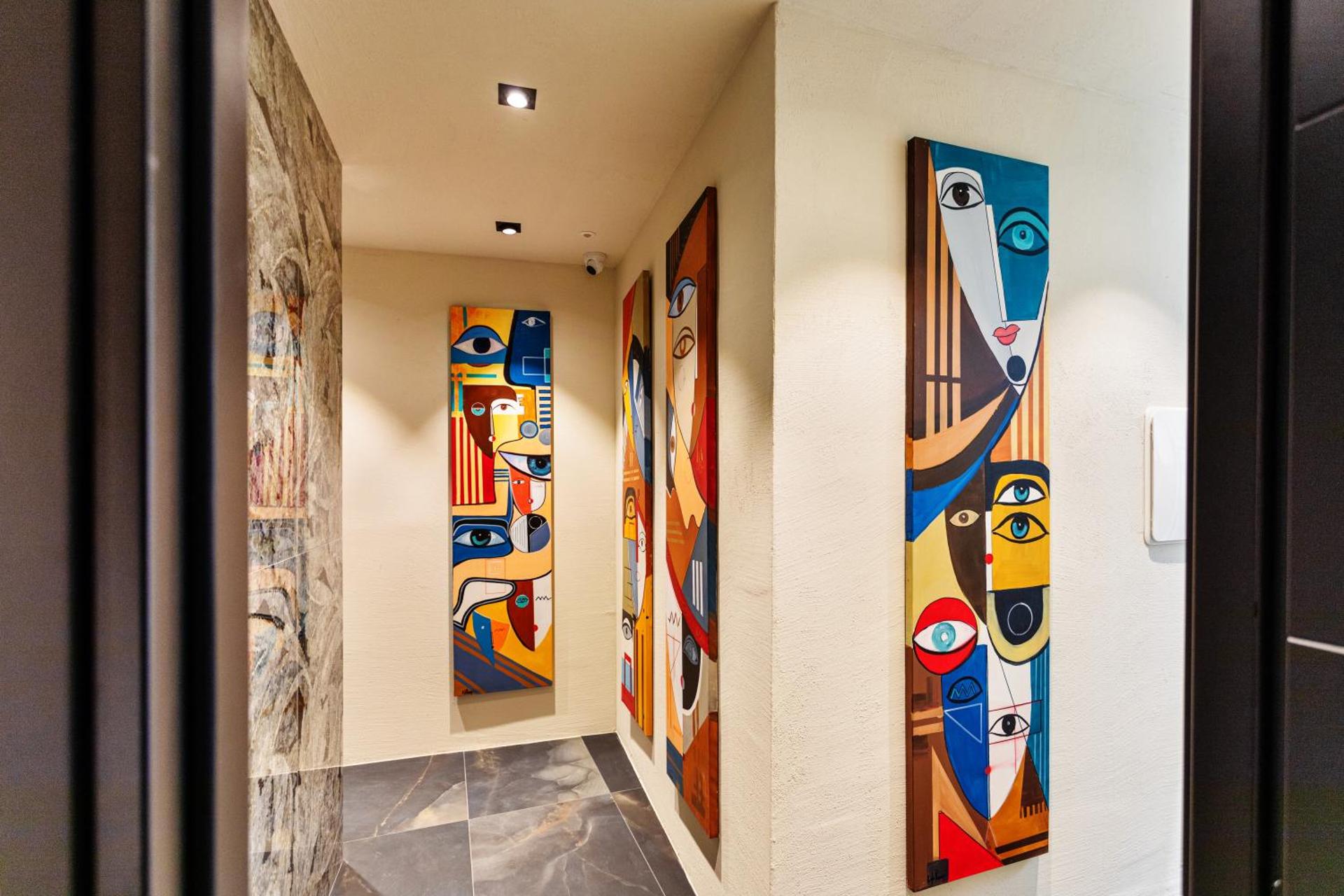 Communal lounge/ TV room