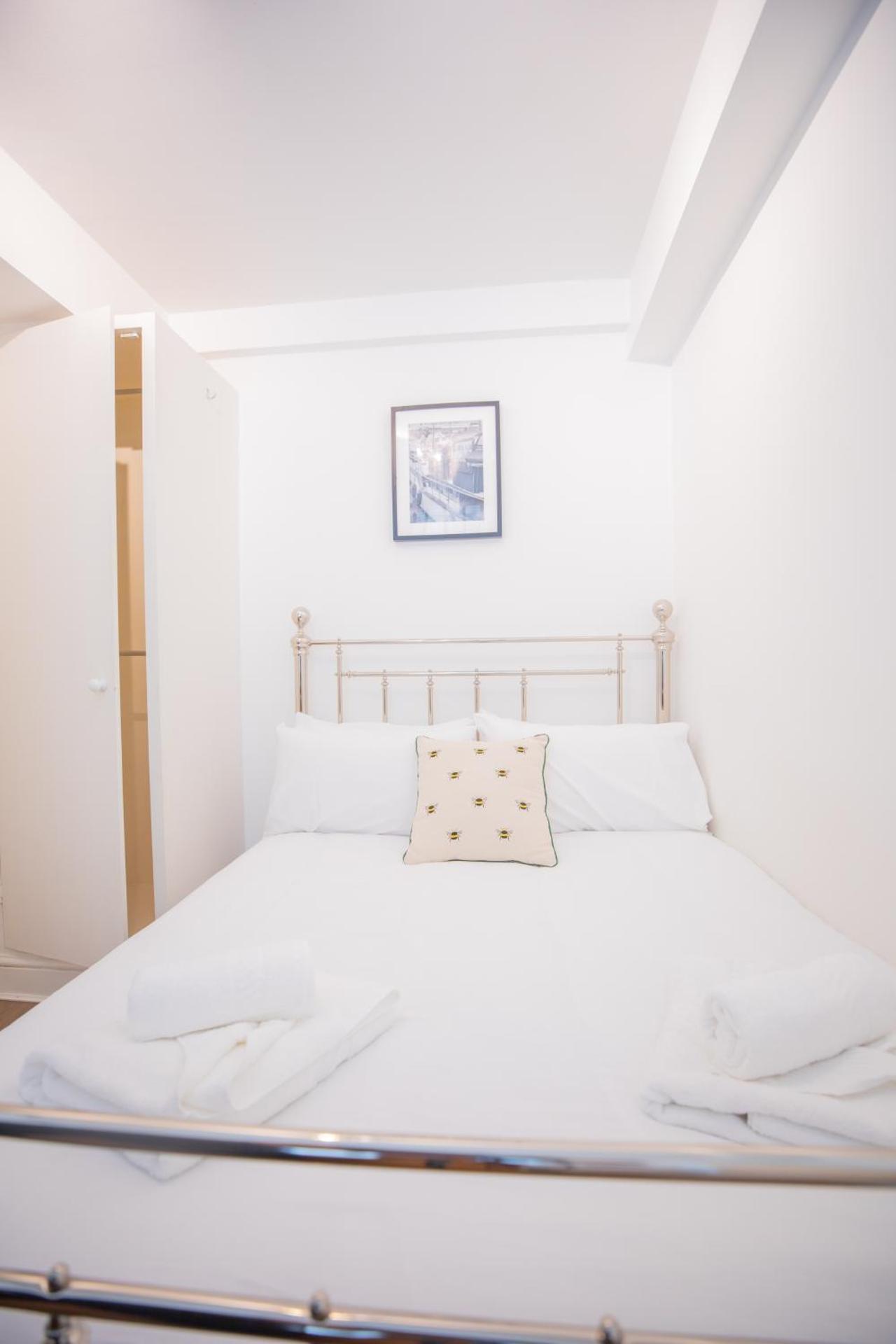 One bedroom at Chelsea cloister Hotel