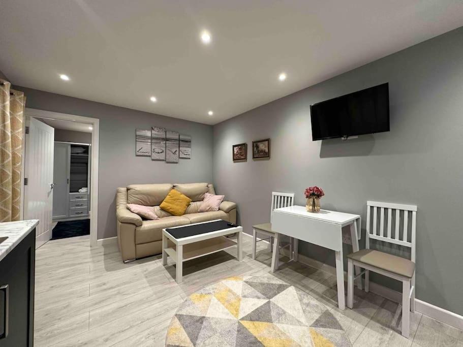 Private Holiday Home, Great Location