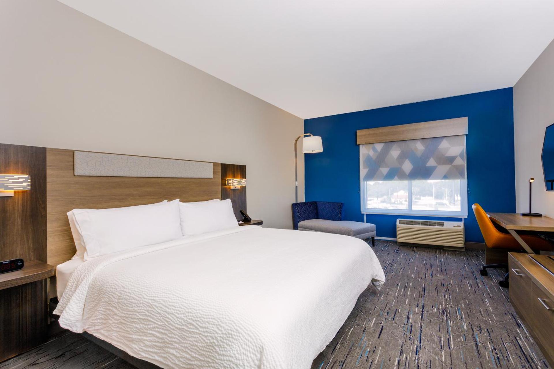 Holiday Inn Express & Suites Tampa Stadium - Airport Area by IHG